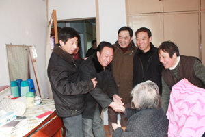 院領導春節(jié)前夕走訪慰問院離退休員工